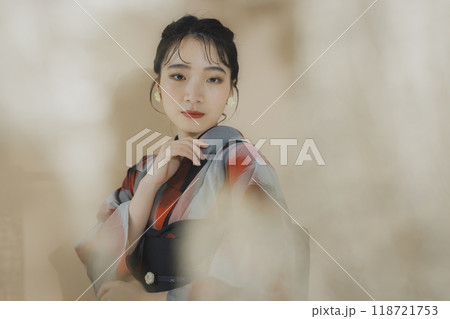 着物の女性　幾何学柄の明仙 118721753