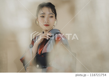 着物の女性 幾何学柄の明仙 着物の女性 幾何学柄の明仙 118721754