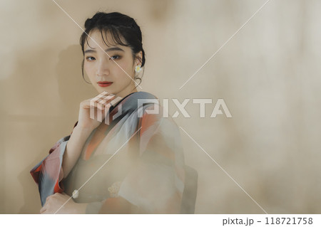 着物の女性　幾何学柄の明仙 118721758