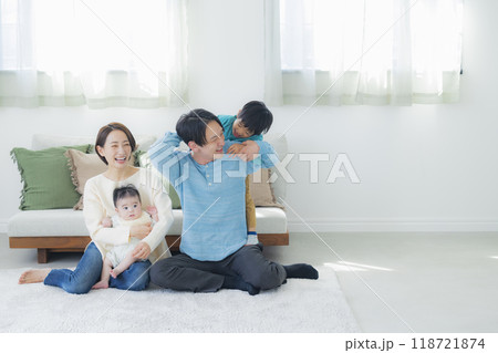リビングでくつろぐ家族 リビングでくつろぐ家族 118721874