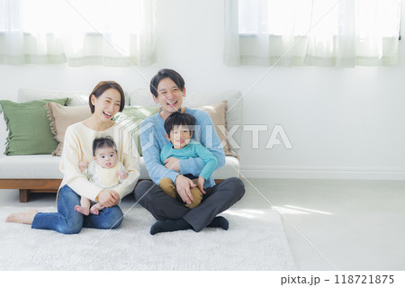 リビングでくつろぐ家族 リビングでくつろぐ家族 118721875