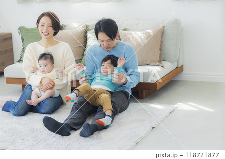 リビングでくつろぐ家族 118721877