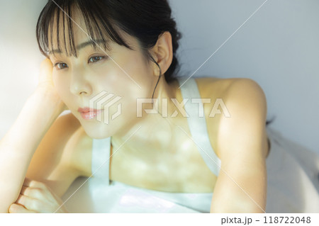 窓辺の女性  118722048
