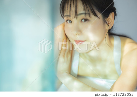 窓辺の女性 窓辺の女性 118722053