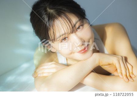 窓辺の女性  118722055