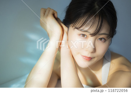 窓辺の女性  118722056
