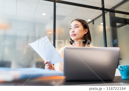 提出された書類を片手に遠くの景色を見て黄昏る女性 118722184