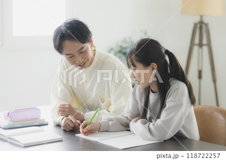 勉強をする小学生と両親 勉強をする小学生と両親 118722257