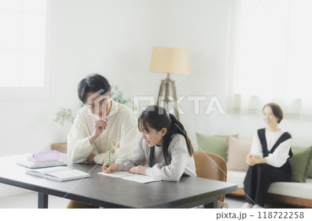 勉強をする小学生と両親 118722258