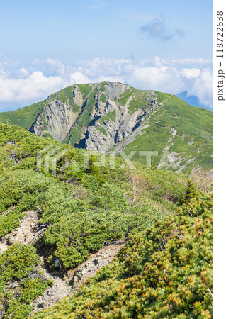 初夏の南アルプス小河内岳登山 前小河内岳の山頂から見る烏帽子岳 初夏の南アルプス小河内岳登山 前小河内岳の山頂から見る烏帽子岳 118722638