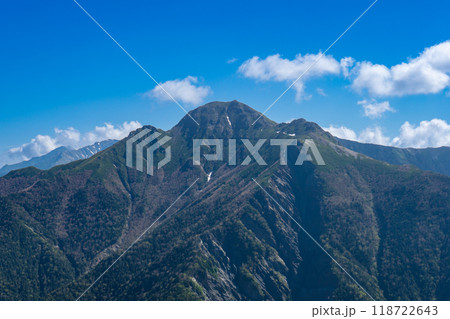 初夏の南アルプス小河内岳登山　前小河内岳の山頂から見る塩見岳 118722643