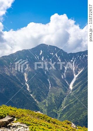 初夏の南アルプス小河内岳登山 小河内岳の山頂から見る悪沢岳 初夏の南アルプス小河内岳登山 小河内岳の山頂から見る悪沢岳 118722657