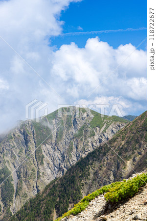 初夏の南アルプス小河内岳登山　烏帽子岳 118722677