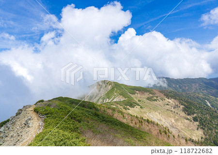 初夏の南アルプス小河内岳登山 烏帽子岳 初夏の南アルプス小河内岳登山 烏帽子岳 118722682
