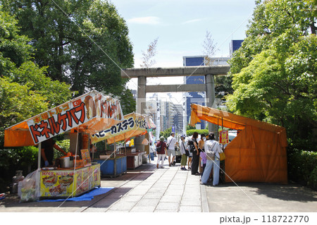 お祭りの日は神輿を担ぐ楽しみと、縁日の露店で親子で楽しむのと家族でそれぞれ 118722770