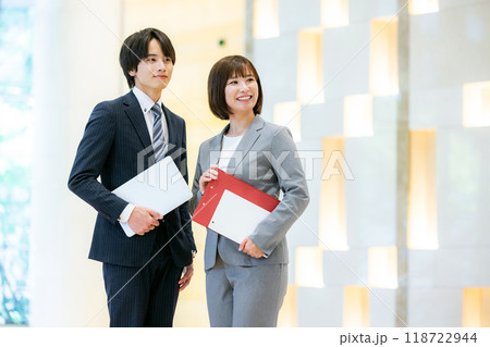ノートパソコンを持って立つビジネスパーソン 撮影協力:学校法人電波学園 東京電子専門学校 ノートパソコンを持って立つビジネスパーソン 撮影協力:学校法人電波学園 東京電子専門学校 118722944