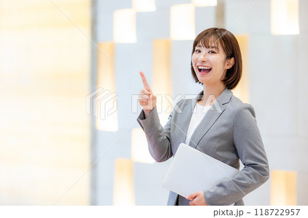 ノートパソコンを持つ女性 撮影協力:学校法人電波学園 東京電子専門学校 ノートパソコンを持つ女性 撮影協力:学校法人電波学園 東京電子専門学校 118722957