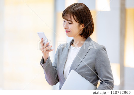 スマホを持つol撮影協力：学校法人電波学園　東京電子専門学校 118722969