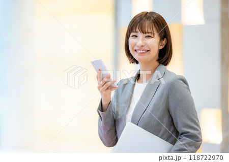 スマホを持つol撮影協力：学校法人電波学園　東京電子専門学校 118722970