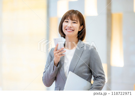 スマホを持つol撮影協力:学校法人電波学園 東京電子専門学校 スマホを持つol撮影協力:学校法人電波学園 東京電子専門学校 118722971