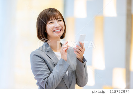 スマホを持つol撮影協力：学校法人電波学園　東京電子専門学校 118722974