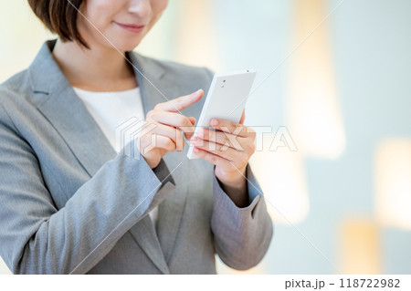 スマホを持つol撮影協力:学校法人電波学園 東京電子専門学校 スマホを持つol撮影協力:学校法人電波学園 東京電子専門学校 118722982
