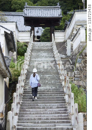 お寺への階段を登る旅行中の日本人女性 118723438