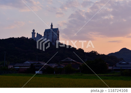 姫路市の白鳥城の夕焼け 姫路市の白鳥城の夕焼け 118724108