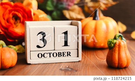 ハロウィンの飾りと10月31日のブロックカレンダー 118724215