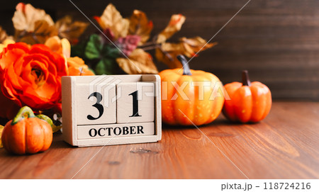 ハロウィンの飾りと10月31日のブロックカレンダー 118724216