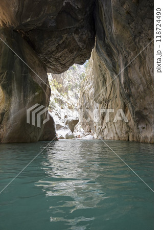 A large cave with a small hole in the middle 118724490