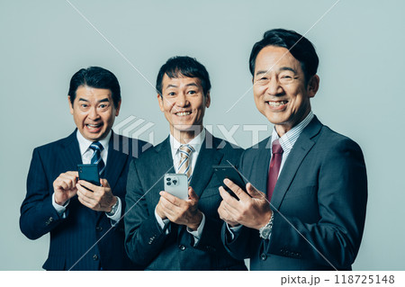 スマホを見るミドルのビジネスマン スマホを見るミドルのビジネスマン 118725148
