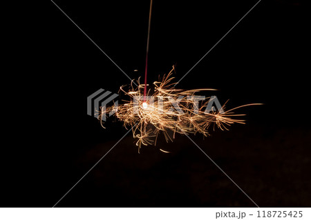 オレンジ色に輝く線香花火 118725425