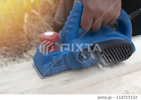 Worker is planing boards 118725532