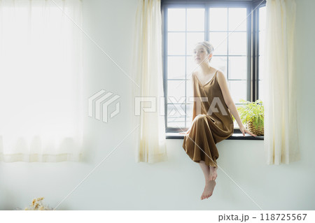 出窓に座る女性 出窓に座る女性 118725567