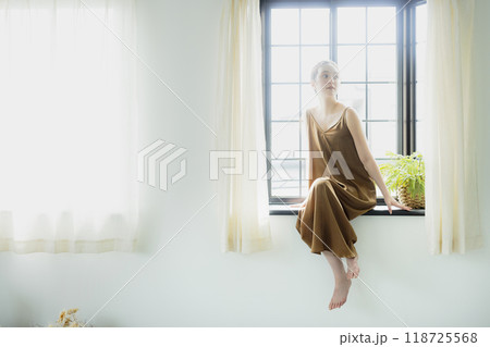 出窓に座る女性 118725568