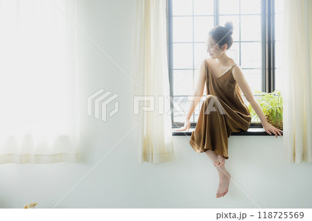 出窓に座る女性 出窓に座る女性 118725569