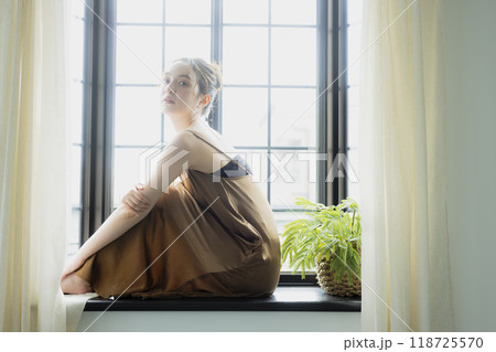 出窓に座る女性 118725570