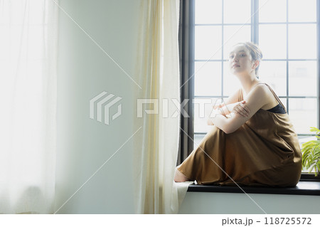 出窓に座る女性 118725572