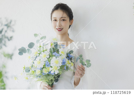 ウェディングドレスを着た女性  118725619