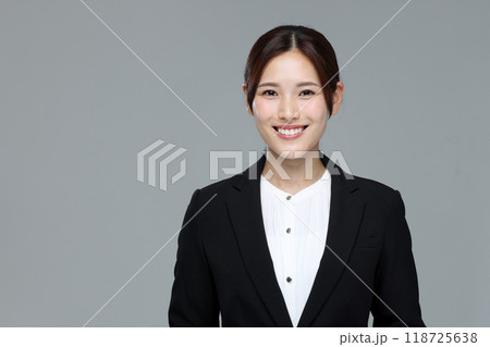 スーツを着た若い女性 スーツを着た若い女性 118725638