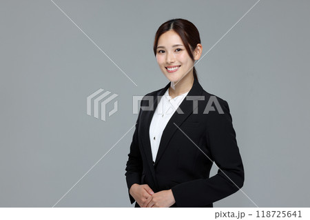 スーツを着た若い女性 スーツを着た若い女性 118725641