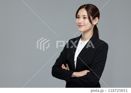 スーツを着た若い女性 スーツを着た若い女性 118725651