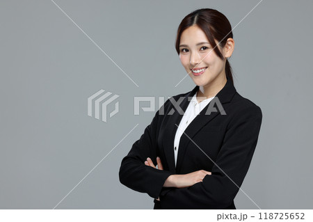 スーツを着た若い女性 スーツを着た若い女性 118725652