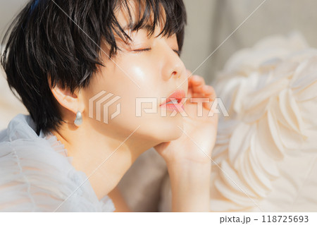 ソファーにもたれかかる女性　 118725693