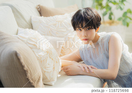 ソファーにもたれかかる女性 ソファーにもたれかかる女性 118725698