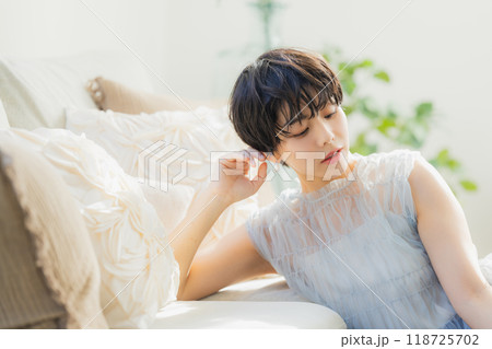 ソファーにもたれかかる女性　 118725702