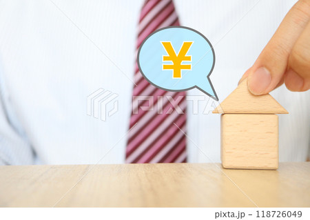 家のコストのイメージ　ビジネスマン 118726049