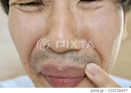 口髭の生えた男性 118726057