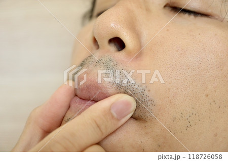 口髭の生えた男性 118726058